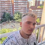 Profesor de futbol apto para cualquier edad pero experiencia solo con niños pequeños, buen manejo en llevar a los pequeños.